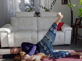 Séance de yoga pour chien (doga) avec un petit chien