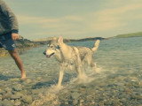 Un Inuit du Nord en promenade dans de beaux paysages