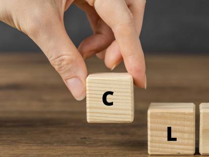 Une case de scrabble avec la lettre C