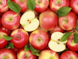 Un tas de pommes rouges avec des feuilles