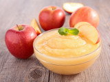 De la compote de pomme dans une coupelle en verre