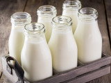 Des bouteilles de lait dans une cagette