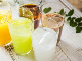Plusieurs boissons dans des verres sur une table
