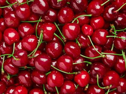 Un tas de cerises avec leur tige