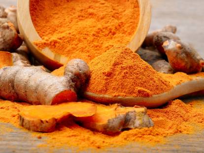 Du curcuma fraîche et en poudre sur une table