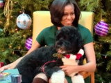 Bo se fait raconter un conte de Noël par Michelle Obama