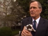 Le président George H.W. Bush présente les chiots mis au monde par sa chienne Millie