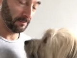 Un Berger des Pyrénées interagit avec son maître