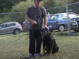 Séance d'éducation canine pour un Rottweiler très agressif