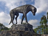 La statue du chien errant Peluso, réalisée par Girasol Botello et installée à Mexico (Mexique)