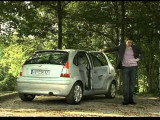 Un chien ne veut pas sortir de la voiture (publicité Citroën C3)