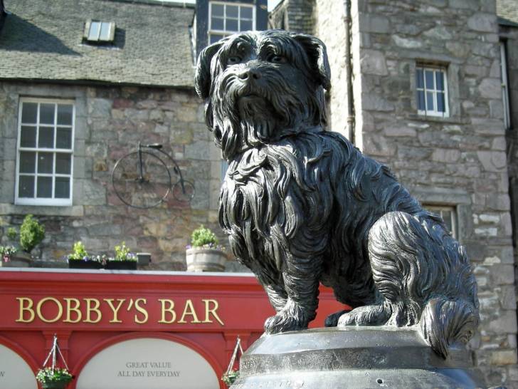 La statue du chien Bobby réalisée par William Brodie et installée à Édimbourg (Écosse)
