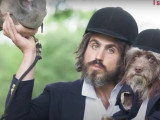Un artiste fait des portraits décalés de lui et son chien