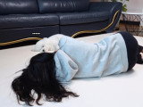 Un Bichon Frisé réagit à la fausse mort de sa maîtresse