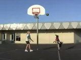 Un chien joue avec au basket avec sa maîtresse