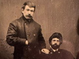 Photo de Staline posant la main sur l'épaule de son fils Yakov Dzhugashvili, lui-même tenant un chien dans ses bras