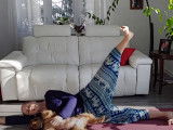 Séance de yoga pour chien (doga) avec un petit chien
