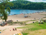 Une photo de la plage du lac Beauchamp