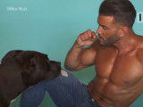 Des Texans sexy prennent la pose pour aider les chiens de rue