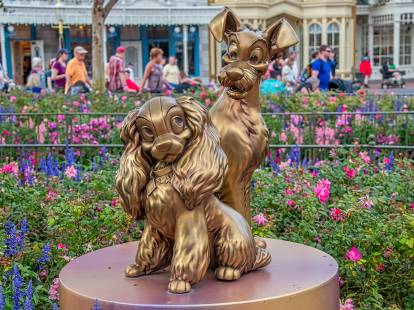 Statue de la Belle et le Clochat dans le parc Disney