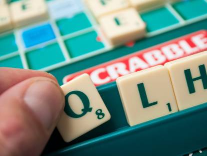 Un jeu de scrabble avec la lettre Q