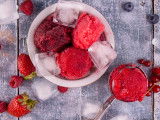 Un bol avec de la glace aux fruits rouges et des glaçons