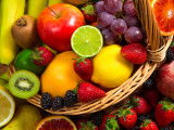 Un panier contenant toutes sortes de fruits