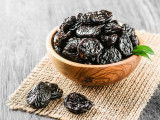 Un bol en céramique contenant des pruneaux