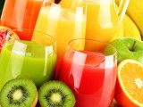 Trois bocaux en verre contenant des jus de fruits