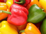 Un tas de poivrons de différentes couleurs