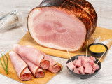 Du jambon sur une planche de bois