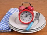 Une assiette dans une cuisine avec un réveil