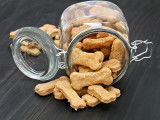 Un bocal en verre contenant des biscuits pour chien
