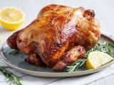 Un poulet rôti dans une assiette