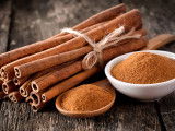 De la cannelle en bâtonnets et en poudre