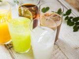 Plusieurs boissons dans des verres sur une table