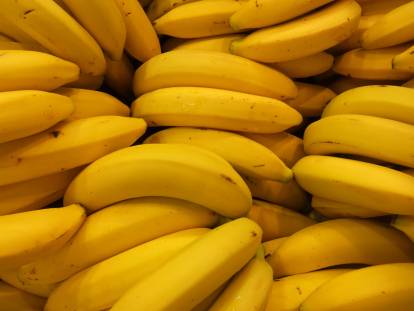 Des grappes de bananes entassées