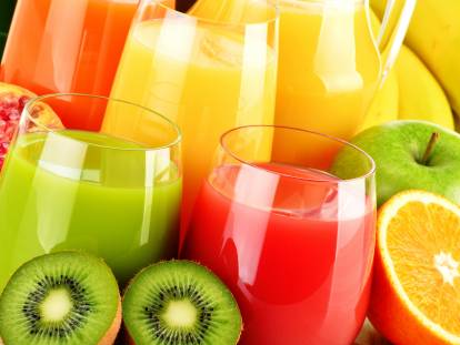 Trois bocaux en verre contenant des jus de fruits