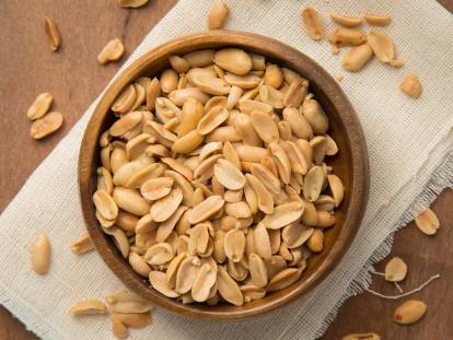 Un bol contenant des cacahuètes sur une nappe