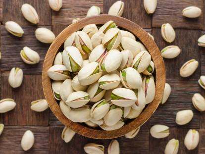 Des pistaches avec leur coque dans un bol