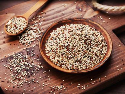 Un bol contenant des graines de quinoa