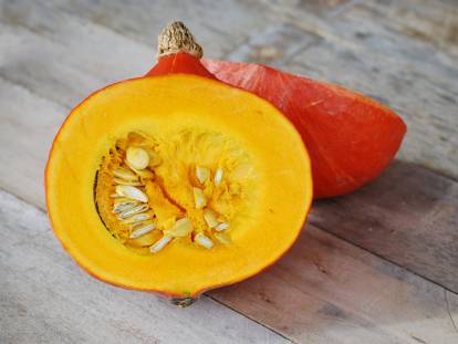 Un potimarron coupé en deux sur une table