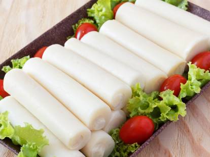 Des coeurs de palmier dans un plat sur une table