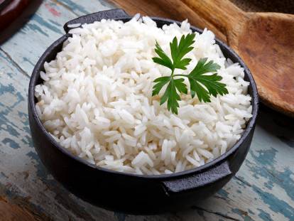 Un bol contenant du riz blanc posé sur une table