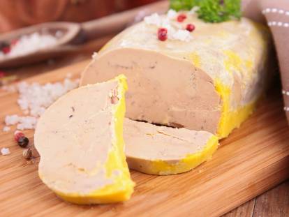 Du foie gras sur une planche de bois