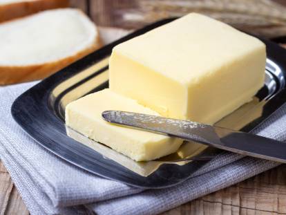 Une plaquette de beurre dans une assiette avec un couteau
