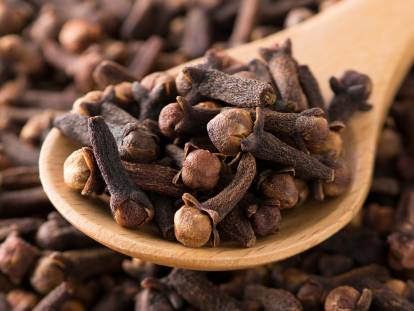 Des clous de girofle dans une cuillère en bois