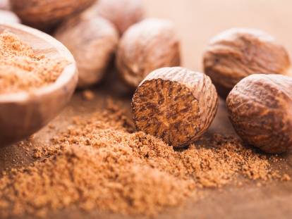Des noix de muscade entières et en poudre