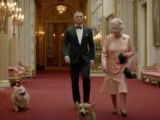 Elisabeth II et ses Corgis dans une parodie de James Bond