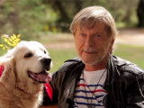 Renaud avec son chien Sunny à ses côtés
